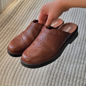 Clarks brown leather mules US 8